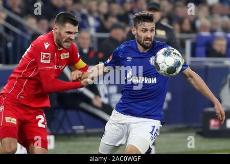 Gelsenkirchen (Germania). 29 Nov, 2019. Daniel Caligiuri (R) di Schalke 04 vies con Christopher Trimmel dell Unione Europea Berlino durante un match della Bundesliga a Gelsenkirchen, Germania, nov. 29, 2019. Credito: Joachim Bywaletz/Xinhua/Alamy Live News Foto Stock