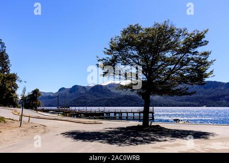 Vista scena del molo in legno al Lago Traful in Villa Traful, Patagonia, Argentina Foto Stock