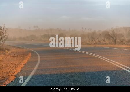 Tempesta di sabbia in Australia outback dopo bushfires nell'area Foto Stock