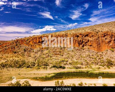 Glen Helen Gorge e l area circostante Glen Helen Lodge preso da una prospettiva aerea. Territorio del Nord, l'Australia Foto Stock