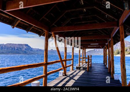 Vista scena del molo in legno al Lago Traful in Villa Traful, Patagonia, Argentina Foto Stock