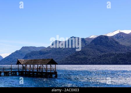 Vista scena del molo in legno al Lago Traful in Villa Traful, Patagonia, Argentina Foto Stock