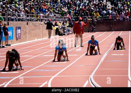 Dezerea Bryant e Aaliyah marrone (USA) in concorrenza USA vs il mondo le donne 4x100m a 2019 Penn relè . Foto Stock