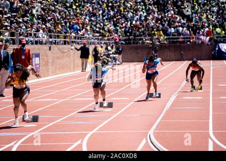 Dezerea Bryant e Aaliyah marrone (USA) in concorrenza USA vs il mondo le donne 4x100m a 2019 Penn relè . Foto Stock