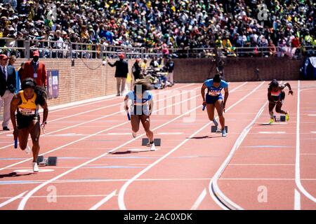 Dezerea Bryant e Aaliyah marrone (USA) in concorrenza USA vs il mondo le donne 4x100m a 2019 Penn relè . Foto Stock