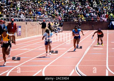 Dezerea Bryant e Aaliyah marrone (USA) in concorrenza USA vs il mondo le donne 4x100m a 2019 Penn relè . Foto Stock