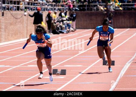 Dezerea Bryant e Aaliyah marrone (USA) in concorrenza USA vs il mondo le donne 4x100m a 2019 Penn relè . Foto Stock