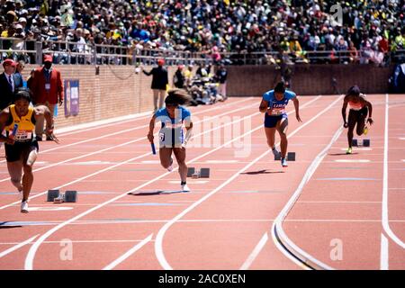 Dezerea Bryant e Aaliyah marrone (USA) in concorrenza USA vs il mondo le donne 4x100m a 2019 Penn relè . Foto Stock