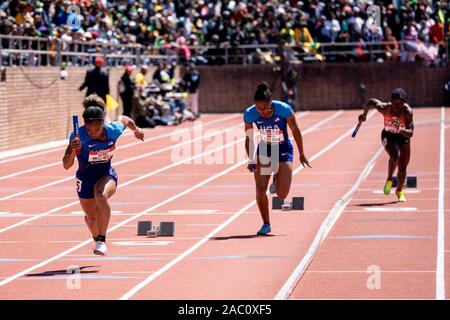 Dezerea Bryant e Aaliyah marrone (USA) in concorrenza USA vs il mondo le donne 4x100m a 2019 Penn relè . Foto Stock