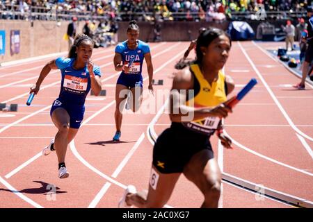 Dezerea Bryant e Aaliyah marrone (USA) in concorrenza USA vs il mondo le donne 4x100m a 2019 Penn relè . Foto Stock