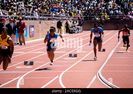 Dezerea Bryant e Aaliyah marrone (USA) in concorrenza USA vs il mondo le donne 4x100m a 2019 Penn relè . Foto Stock