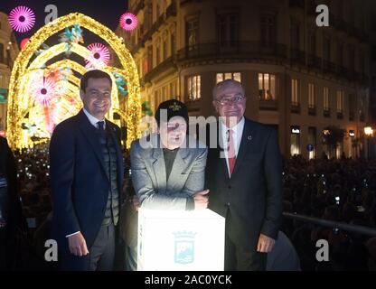 Malaga, Spagna. 29 Nov, 2019. Lo spagnolo attore e regista Antonio Banderas (C), Juanma Moreno, Andalusia presidente del governo regionale (1-L), il sindaco della città di Malaga, Francisco de la Torre (R-3) comportano per le telecamere durante le luci si accendono.Antonio Banderas accoglie favorevolmente la stagione di Natale accendendo le luci di Natale che si celebra ogni anno. Credito: SOPA Immagini limitata/Alamy Live News Foto Stock