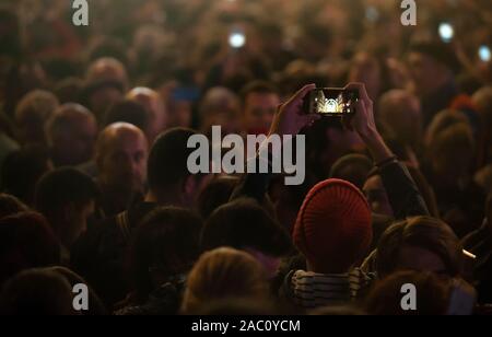 Malaga, Spagna. 29 Nov, 2019. Una donna prende le immagini sul suo mobilephone a Marques de Larios durante le luci si accendono.Antonio Banderas accoglie favorevolmente la stagione di Natale accendendo le luci di Natale che si celebra ogni anno. Credito: SOPA Immagini limitata/Alamy Live News Foto Stock