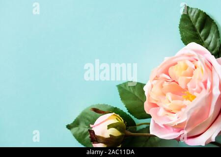 Artificiali rose rosa sfondo. Foto Stock