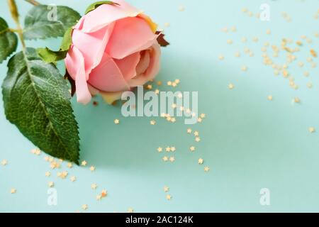 Artificiali rose rosa sfondo. Foto Stock
