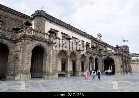 Vista esterna del Castello di Chapultepec, imponenti messicano coloniale edificio che oggi è sede del Museo Nazionale di Storia Foto Stock