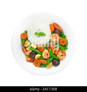 Saltate in padella i piselli della neve con gamberi (gamberetti),scolpiti carote fiore e il mais shap e aglio servita con riso sullaparte superiore di sesamo e foglie di menta (Thua Lantao Phat Foto Stock