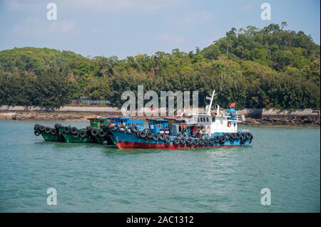 Barche da pesca all'ancora al largo delle isole Gulangyu adiacente all'isola di Xiamen, Cina sud-orientale Foto Stock