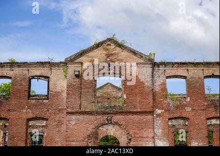 Bruciato fuori grande edificio abbandonato in mattoni a Paramaribo, Suriname Foto Stock