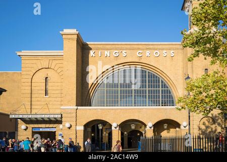 Stazione di King Cross a Diagon Alley, Hogwarts Express, persone coda in entrata, esterno, mondo di Wizarding di Harry Potter, Universal Studios Orlando Foto Stock