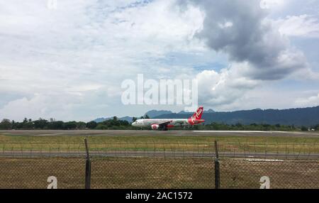 Tokyo, Giappone - Apr 17, 2019. AirAsia aereo in fase di decollo dall'Aeroporto Narita di Tokyo (NRT). Narita è il secondo più trafficato aeroporto di passeggeri in Giappone. Foto Stock