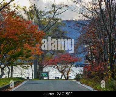 Aomori, Giappone - 5 Nov 2019. Piccola cittadina in autunno vicino al lago Towada a Aomori, Giappone. Il lago Towada è uno del Giappone più famoso autunno macchie di colore. Foto Stock