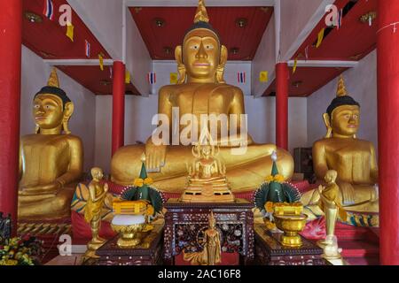 L antico stagno tre statue di Buddha nel vecchio bot o Ubosot (ordinazione hall) di Wat Phra Nang Sang, Thalang, Phuket, Tailandia Foto Stock