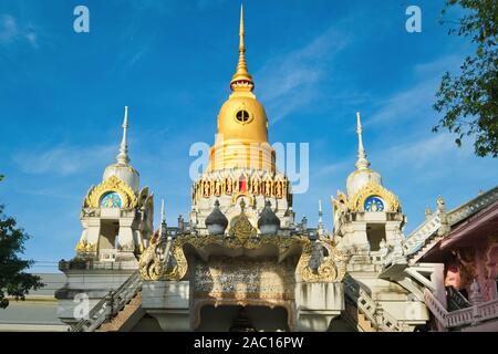 Un chedi o stupa in motivi di Wat Phra Nang Sang, Thalang, Phuket, Tailandia Foto Stock