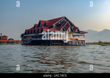 Golden Kite ristorante galleggiante sul Lago Inle Myanmar Foto Stock