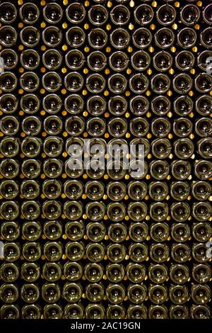 Bottiglie di vino impilati per la stagionatura in Chateauneuf du Pape regione della Francia Foto Stock