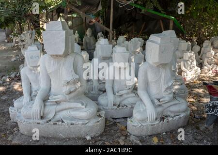 Statue di marmo di Buddha scolpite a Mandalay, Myanmar Foto Stock