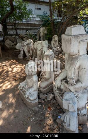 Statue di marmo di Buddha scolpite a Mandalay, Myanmar Foto Stock