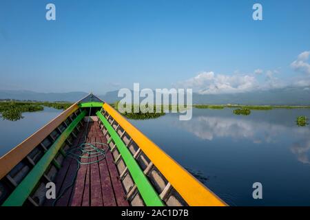 Barca a coda lunga sul lago Inle, Myanmar Foto Stock