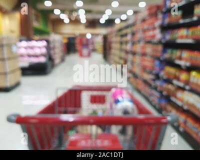 Carrello negozio on shop sfondo sfocato. Il tema dei consumatori Foto Stock