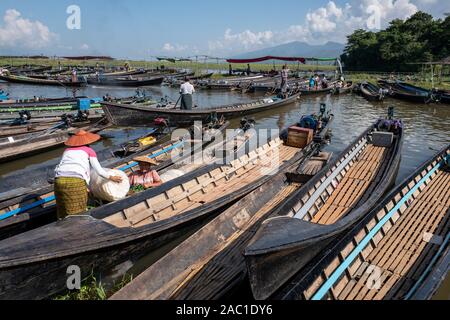 Tradizionale mercato settimanale sul lago Inle in Myanmar Foto Stock