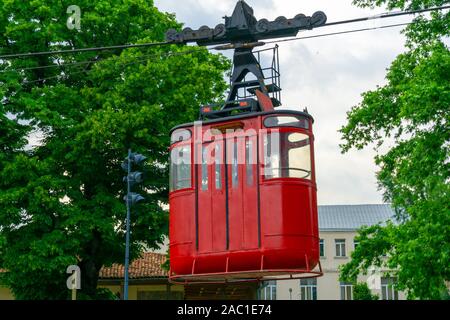 Kutaisi, Georgia - 21 luglio 2019 cavo rosso ferrovia in montagna Foto Stock
