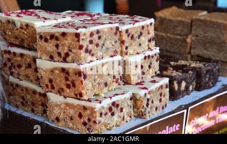 Torte sul mercato di Natale 2019 a Waddesdon Manor, Waddesdon, Buckinghamshire, UK. Natale in Musica tema. Foto Stock