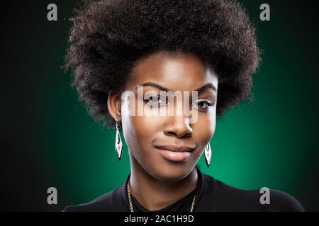 Giovane black beauty con acconciatura afro Foto Stock