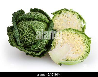 Savoy cavoli cappucci isolati su sfondo bianco con tracciato di ritaglio Foto Stock