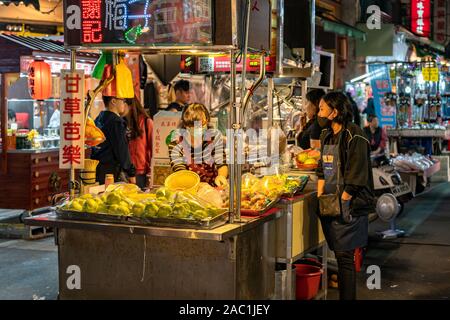 Sanhe Mercato Notturno, famoso mercato notturno e la destinazione di viaggio, le persone possono vedere a piedi ed esplorare intorno ad esso. Gran parte della cultura taiwanese Foto Stock