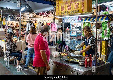 Sanhe Mercato Notturno, famoso mercato notturno e la destinazione di viaggio, le persone possono vedere a piedi ed esplorare intorno ad esso. Gran parte della cultura taiwanese Foto Stock