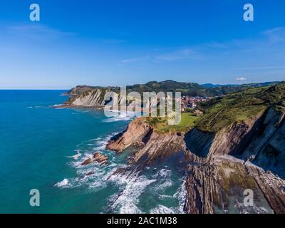 Vista aerea di formazioni rocciose a Zumaia o Spiaggia di Itzurun in Spagna Foto Stock