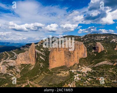 Vista aerea del Mallos de Riglos, un set di conglomerato formazioni rocciose in Spagna Foto Stock