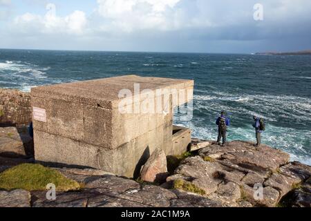 La seconda guerra mondiale di bunker a Rubha nan Sasan su Loch pecora, dove anti velivoli basati per proteggere i convogli di artico. Foto Stock