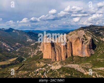 Vista aerea del Mallos de Riglos, un set di conglomerato formazioni rocciose in Spagna Foto Stock