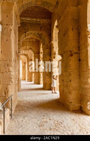 El Jem, Tunisia - 8 settembre, 2014: bella ragazza nei corridoi dell'anfiteatro di El Jem, con è la terza più grande anfiteatro del romano empi Foto Stock