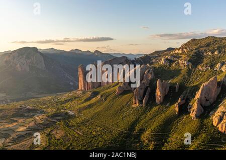 Mallos de Riglos, un set di conglomerato formazioni rocciose in Spagna Foto Stock