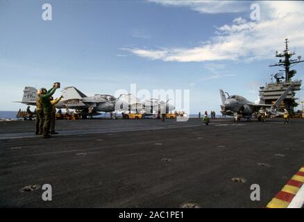 US NAVY / United States Navy Flugzeugträger Kitty-Hawk-Klasse / Aircraft Carrier Kitty-Hawk-Class - USS John F. Kennedy CV-67 - Grumman A-6E Flight Deck Foto Stock