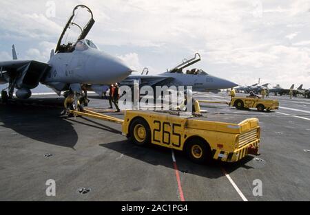 US NAVY / United States Navy Flugzeugträger Kitty-Hawk-Klasse / Aircraft Carrier Kitty-Hawk-Class - USS John F. Kennedy CV-67 - - Grumman F-14D Tomcat Flight Deck Foto Stock