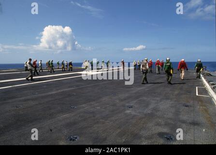 US NAVY / United States Navy Flugzeugträger Kitty-Hawk-Klasse / Aircraft Carrier Kitty-Hawk-Class - USS John F. Kennedy CV-67 - Flight Deck - Searching Lost Pars McDonnell Douglas F-18C Hornet - Lockheed S-3B Viking - Grumman F-14D Tomcat Grumman A-6E Intruder Arriving / Landing Foto Stock